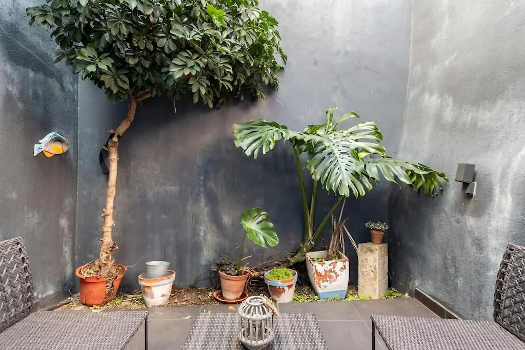 16 Rc - Central Lisbon Patio-1